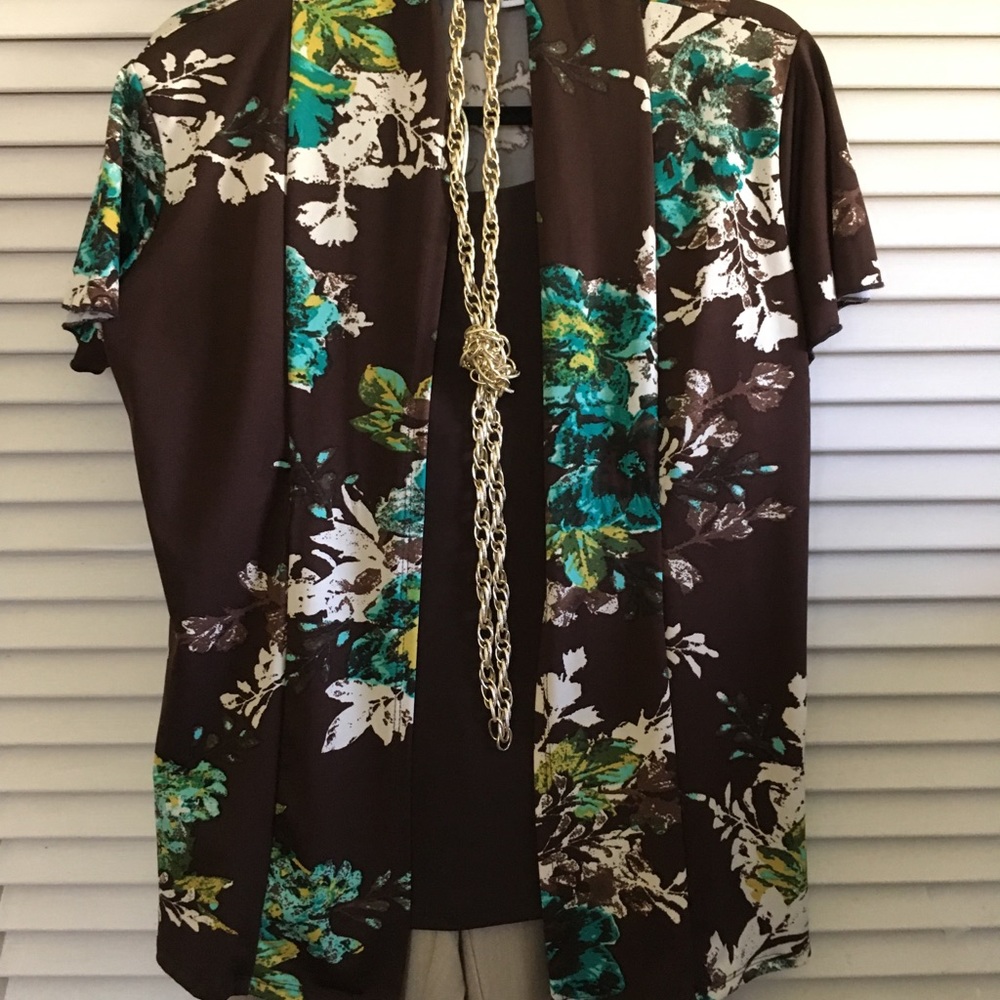 Brown pleasing print flutter sleeved blouse.
